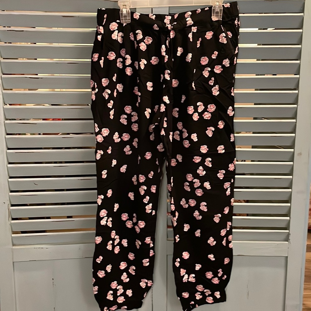 Size L Gap blank pants with roses